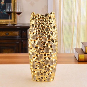Design moderne Vase à fleurs en métal doré mat Décoration intérieure de luxe avec revêtement en poudre pour de superbes compositions florales - Product Image 3