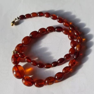 Collar con colgante de resina artística de primera calidad Diseño de color vibrante para apariencia moderna Boho Chic - Product Image 1