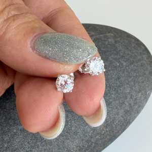 Pendientes de tuerca circulares de topacio blanco transparente al por mayor, de plata de ley 925, joyería de piedra de nacimiento de abril, regalo para mamá - Product Image 2