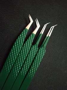 Pinzas de pestañas de acero inoxidable sólido con agarre de diamante Logotipo personalizado Puntas de volumen de 45 y 65 grados Color verde - Product Image 4
