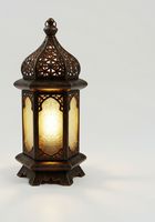 Lanterne décorative élégante en métal pour Ramadan Kareem avec panneau en verre, idéale pour l'éclairage festif intérieur et extérieur du Ramadan