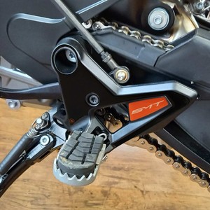 Adesivi 3D per Poggiapiedi e Cavalletto Moto KTM 890 SMT 2025, Compatibili con i Modelli 2025 - Product Image 1