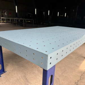 Table de soudage robuste, table de soudage à usage intensif, acier perforé épais, structure de grille interne renforcée, et pieds en acier rigides - Product Image 1
