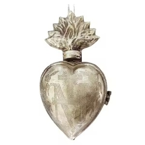 Boîte de cœur sacré en métal fini argent antique Ex Voto cœur sacré suspendu pour église cadeau catholique décoratif et décor - Product Image 1