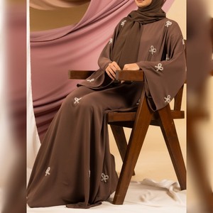 Abaya Bordada Color Marrón Coqueta con Hiyab, Ropa Tradicional Musulmana y Accesorios - Product Image 1