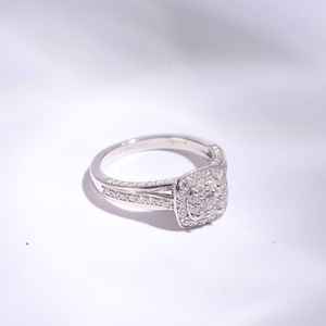 Fourniture directe d'usine Radiant Halo or blanc Moissanite bague en diamant pour les fêtes anniversaires et cadeaux disponibles à la vente - Product Image 4