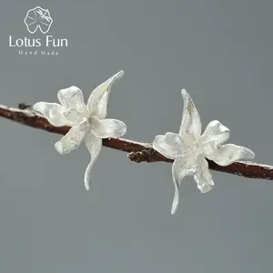 Élégantes boucles d'oreilles clous en forme de fleur d'iris plaquées or, design religieux tendance pour fêtes et cadeaux, ornées de diamants et de perles - Product Image 4