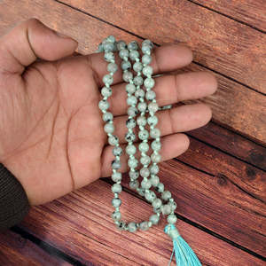Collier Mala en cristal de pierre de lune kiwi - Pierre précieuse naturelle pour l'équilibre et l'intuition - Product Image 4