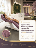 Présentation du mobilier de salon de beauté biophilique : comptoir d'accueil en terrazzo, lit de soin mauve et canapé circulaire vert pour salon moderne