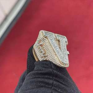 Bague de fiançailles pour homme 8.00 carat Baguette ronde Moissanite avec lettre en V et diamant en argent sterling 925 style hip hop glacé - Product Image 2