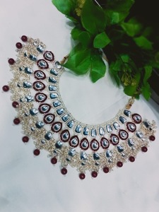 Ensemble de collier ras du cou de mariée tendance en argent plaqué or rose avec des boucles d'oreilles Jhumka en émail et perles - Product Image 3