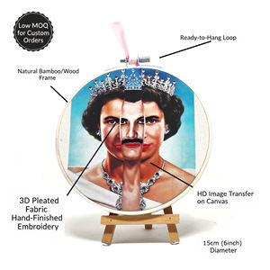 Décoration artisanale en broderie pop art sur cerceau |   Portrait de reine et d'icône rock en techniques mixtes pour la vente au détail et la décoration intérieure 15cm - Product Image 2