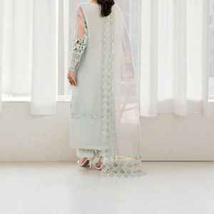 Costume élégant prêt à porter pour les dames avec haut brodé et pantalon confortable idéal pour les occasions d'événements - Product Image 5