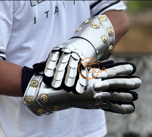 Gants d'armure de chevalier médiéval en acier, finition acier, gants de costume, armure portable pour cosplay et exposition - Product Image 1