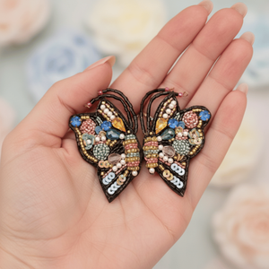 Boucles d'oreilles pendantes Meadow Flutter avec perles, accessoire de mode au design perlé magnifique - Product Image 3