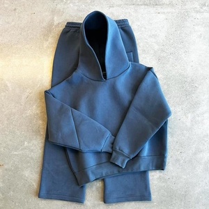 Ensemble de survêtement streetwear style urbain au meilleur prix avec sweat à capuche graphique et pantalon assorti pour un usage quotidien décontracté - Product Image 1