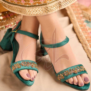 Sandalias de Tacón Antideslizantes Hechas a Mano en Pakistán, de Primera Calidad, con Suela de Cuero Genuino y Parte Superior de Terciopelo, Venta en Línea - Product Image 4