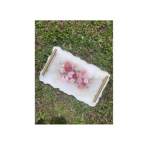 Plateau de décoration de table en résine avec design de fleur de la meilleure qualité Plateau de service en résine époxy blanche avec poignée en or mat pour les cadeaux - Product Image 1