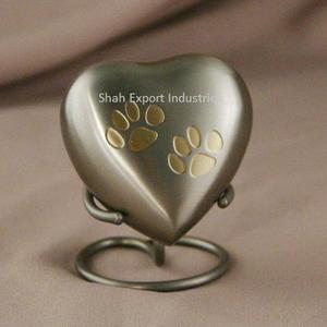 Urna de cremación de recuerdo con estampado de pata en forma de corazón de Metal de Color gris con soporte Decorado Suministros funerarios Urnas de cremación - Product Image 1
