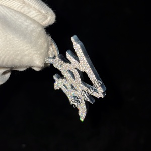 จี้เพชรแบบฮิปฮอปน้ำแข็ง10K สีทองปรับชื่อเองได้สร้อยคอคริสตัลเริ่มต้นส่วนบุคคลสำหรับคุณแม่ของเธอ - Product Image 5