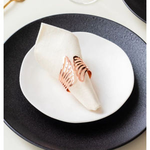 Idées d'anneaux de serviette en or et en argent pour des tables luxueuses, élégants designs en coquillages, perles, céramique et bois pour Noël - Product Image 1