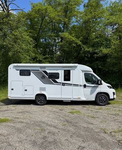Autocaravana de Techo Alto 4X4 para Viajes - Product Image 1