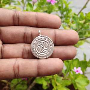 Pendentif Ganesha en argent 925 peint à la main sur verre avec cadre en argent pour mariages et fiançailles - Product Image 2