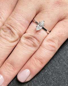 Marquise Shape Lab Grown Diamond Solitaire Bagues de fiançailles et d'anniversaire Bagues en or blanc pur 14K Bagues faites à la main Design minimaliste - Product Image 6