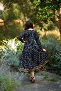 Robe Darcy faite à la main, longueur mollet, bohème, noire et blanche, en coton fleuri, décontractée, occasionnelle, mode éthique - Product Image 3