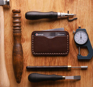 Venta al por mayor de fábrica, tarjetero Vintage de cuero genuino Delgado, logotipo personalizable, función RFID, sin cierre para tarjetas de identificación - Product Image 2