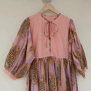 Robe mi-longue et robe mini, robe imprimée tigre à rayures pêche et lavande, col profond avec ficelle - Product Image 1