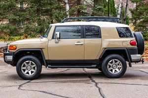 Toyota FJ Cruiser 2014, Bajo Kilometraje, Caja de Cambios Automática, Volante a la Izquierda, Neumáticos R20, Estado Oscuro - Product Image 4