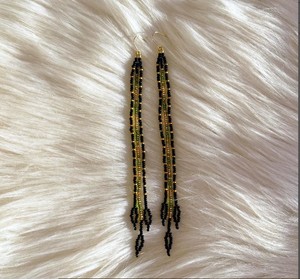 Boucles d'oreilles longues à franges en perles noires, dorées et vertes de qualité supérieure, boucles d'oreilles bohèmes faites à la main en perles de rocaille - Product Image 2