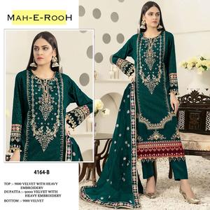 Costume Salwar en velours pour femme au look élégant fabriqué avec une séquence de broderie pour le mariage et l'utilisation fonctionnelle disponible à la vente - Product Image 2