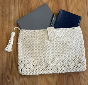Estuche para computadora portátil de ganchillo multicolor ecológico, suave, duradero y elegante con cierre de botón ajustable, accesorio para mujer - Product Image 3