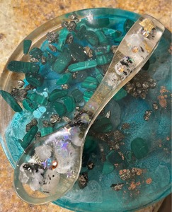 Cuchara de resina hecha a mano por artesanos expertos, con superficie lisa y pulida, para servir alimentos. - Product Image 2