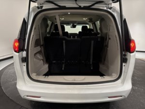 Chrysler Voyager LX 2023, Bien Cuidado y Limpio - Product Image 4