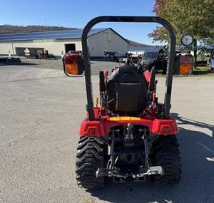 Achetez le tracteur compact à roues Massey Ferguson GC1725M, qualité supérieure, performances durables - Product Image 2