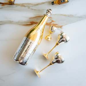 Juego de Regalo de Artículos de Bar Plateados y Dorados para Botella de Champán, 2 Copas de Vino y Medidor, Todo en Metal - Product Image 2