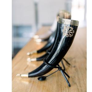 Corne à boire viking avec support, mug en corne naturelle fait à la main pour bar, maison et décoration - Product Image 2