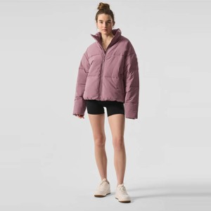 Chaqueta acolchada de mujer personalizada al por mayor, color sólido, transpirable, precio bajo, logotipo impreso, tela de satén con forro de nailon - Product Image 5