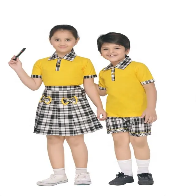 Camiseta de manga corta amarilla lisa con detalles y falda acampanada hasta la rodilla a cuadros en blanco y negro y pantalones cortos elásticos set School Uni