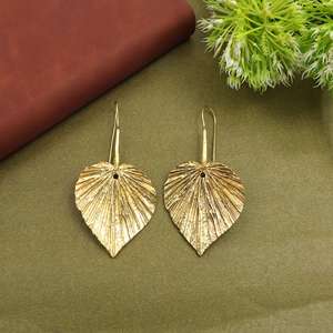 Boucles d'oreilles pendantes en laiton plaqué or en forme de feuille, style nature, pour femmes, légères et tendance, fournisseur de bijoux OEM ODM - Product Image 1