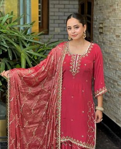 Colección de trajes Sharara de diseñador pesado, tela Georgette de imitación pura con trabajo de secuencia de bordado pesado para mujer, ropa de fiesta - Product Image 3