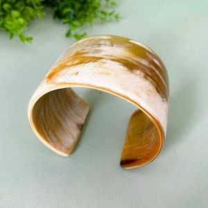 Bracelet de mariage pour femme moderne, en corne de buffle biologique polie, fait main, tendance, écologique, personnalisé, naturel - Product Image 1
