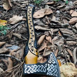 Hache Viking Raven faite à la main avec manche en bois gravé et gaine en cuir incluse - Product Image 6