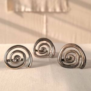 Anillo de Servilleta Moderno Premium con Espiral Dorada, Soporte Metálico Artístico en Espiral para una Decoración de Mesa Elegante y Minimalista para Fiestas y Eventos - Product Image 5