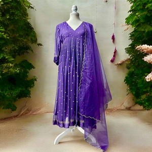 Robe de soirée élégante en georgette de viscose avec Patta en satin et travail séquentiel comprenant Dupatta en organza doux avec bordure dorée - Product Image 2