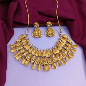 Conjunto de joyería chapado en oro antiguo mayorista indio, gargantilla de hoja de perla Kundan de imitación, conjunto de pendientes colgantes para mujer - Product Image 1