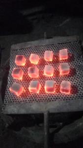 Estos bloques cúbicos hechos de carbón de cáscara de coco, originarios de Indonesia, son excelentes para hacer cosas - Product Image 3